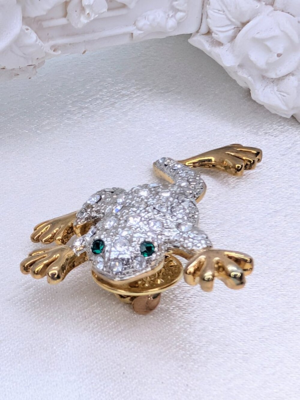 NEW Frog Put'em Pin - Picture 2 of 6